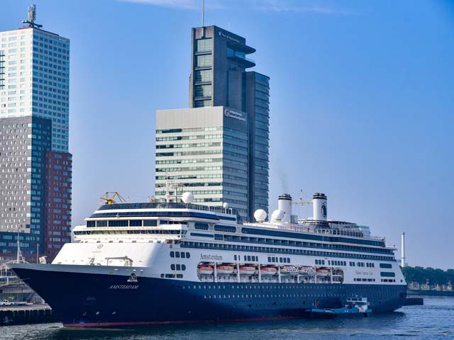 ms Amsterdam van de Holland America Line aan de Cruise Terminal Rotterdam